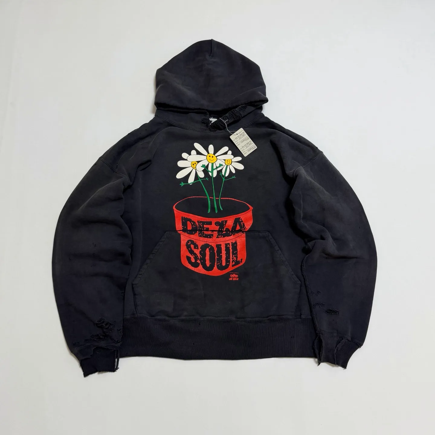 SAINT Mxxxxxx × DE LA SOUL DLS_HOODIE/DE LA SOUL/BLK DE LA SOUL co-branded potted plant destruction hoodie, washed black S-XL, a very important hoodie this season. It embodies the brand philosophy through the humorous potted plant and slogan design. In addition, through a large number of hand-made fraying, cutting and other damage processing, as well as heavy washing and oxidative fading treatment, a perfect Vintage effect is created. Original mold opening Customized co-branded main mark and wash water mark, correct version